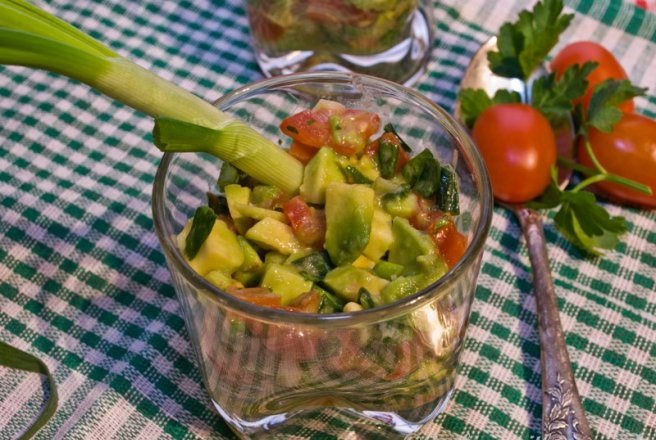 Salata de avocado si rosii