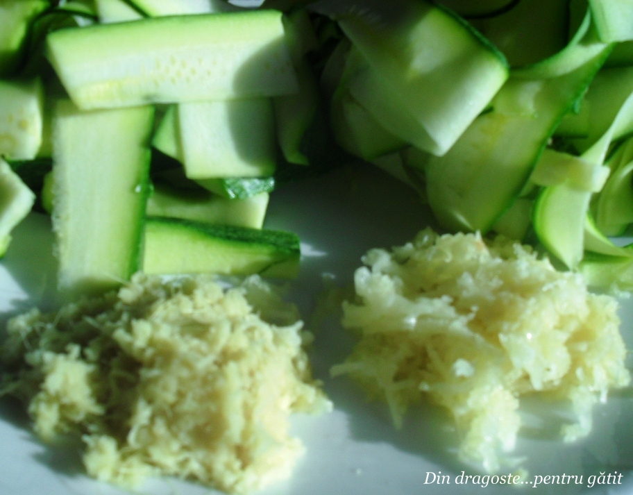 Sote de vinete, dovlecei, ananas și germeni de soia & Cous - cous