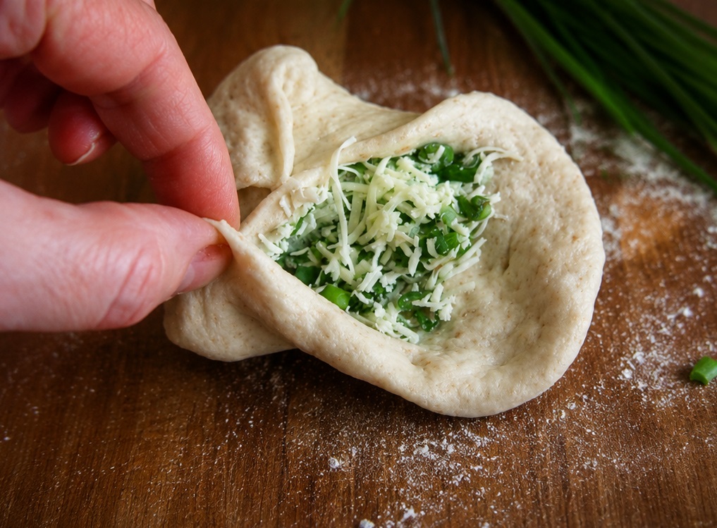 Placinte cu branza sarata si ceapa verde