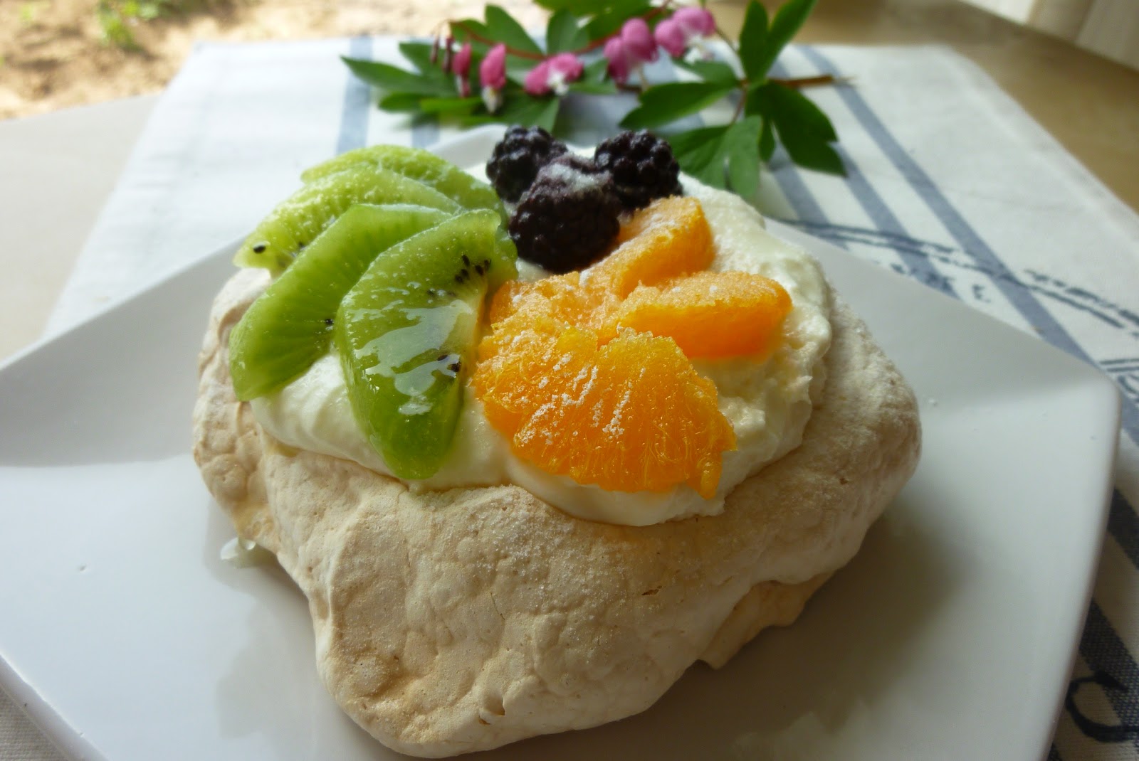 Pavlova cu mix de fructe