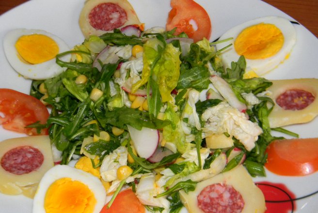 Salata cu rucola ou si cascaval afumat