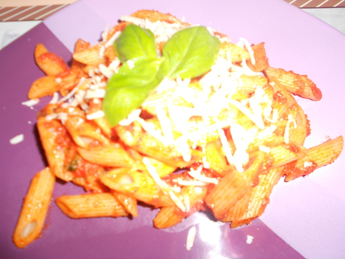 Penne cu sos de rosii si busuioc