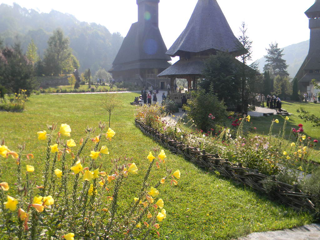 Maramures plai cu flori  - Manastirea Barsana