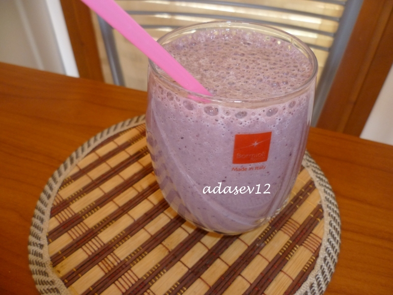 Milkshake de banane cu dulceata de mure