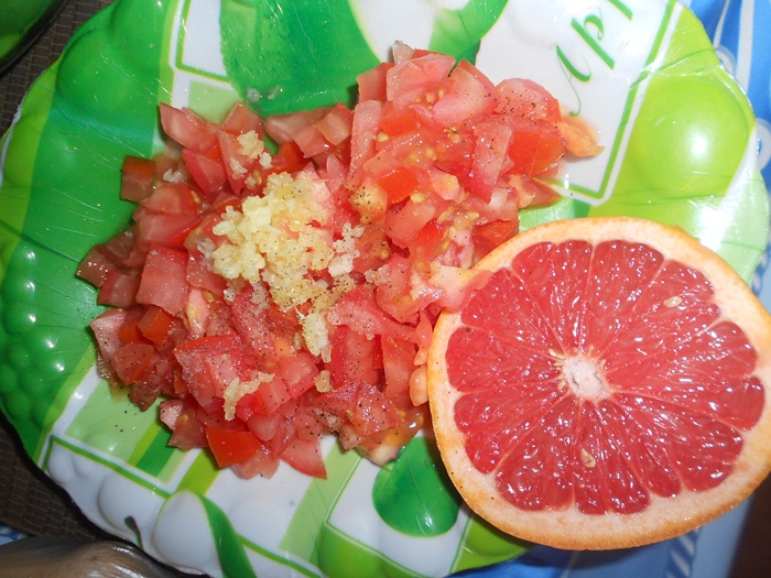 Pastrav cu rosii si grapefruit la gratar