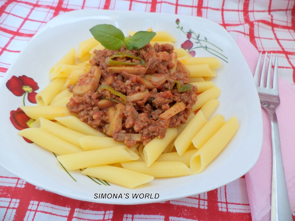 Penne cu carne tocata si ciuperci