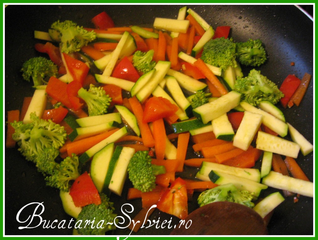 Taietei chinezesti cu zucchini/dovlecel si brocoli