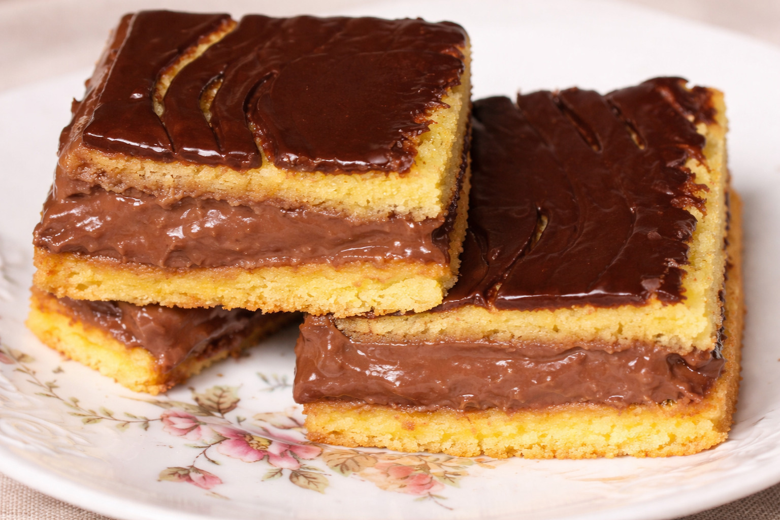 Prajitura pufoasa cu crema de ciocolata