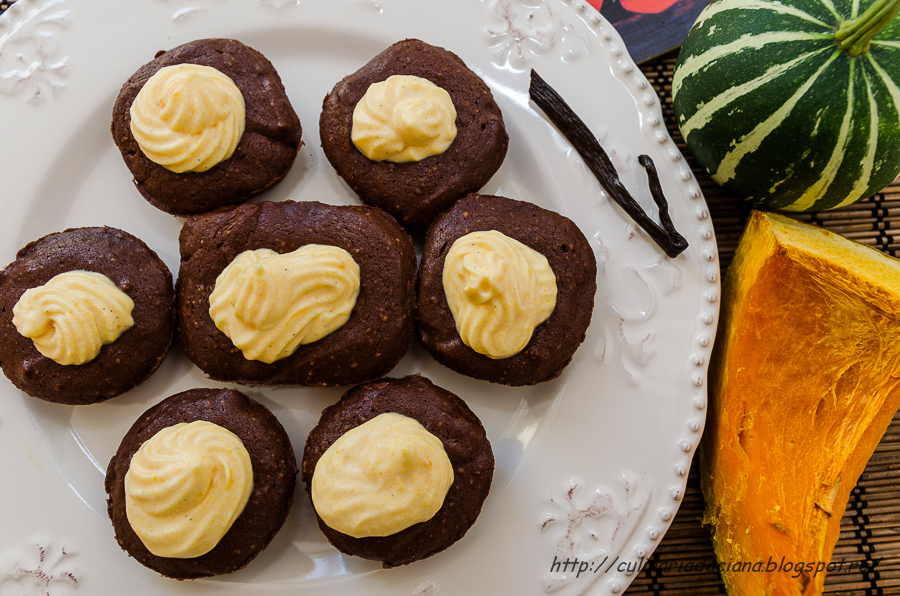 Mini-brownie cu glazura de dovleac