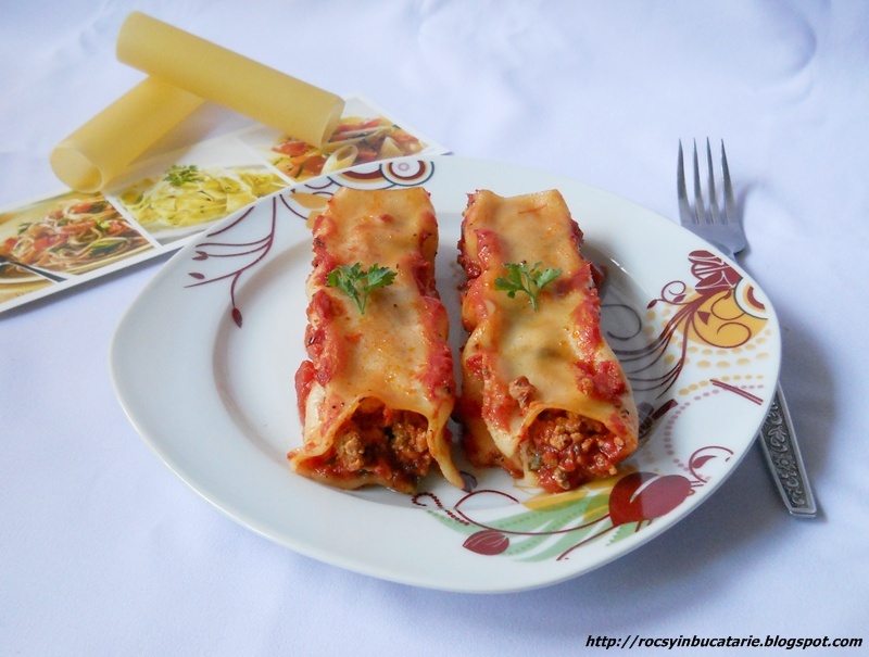 Cannelloni cu carne de curcan in sos tomat