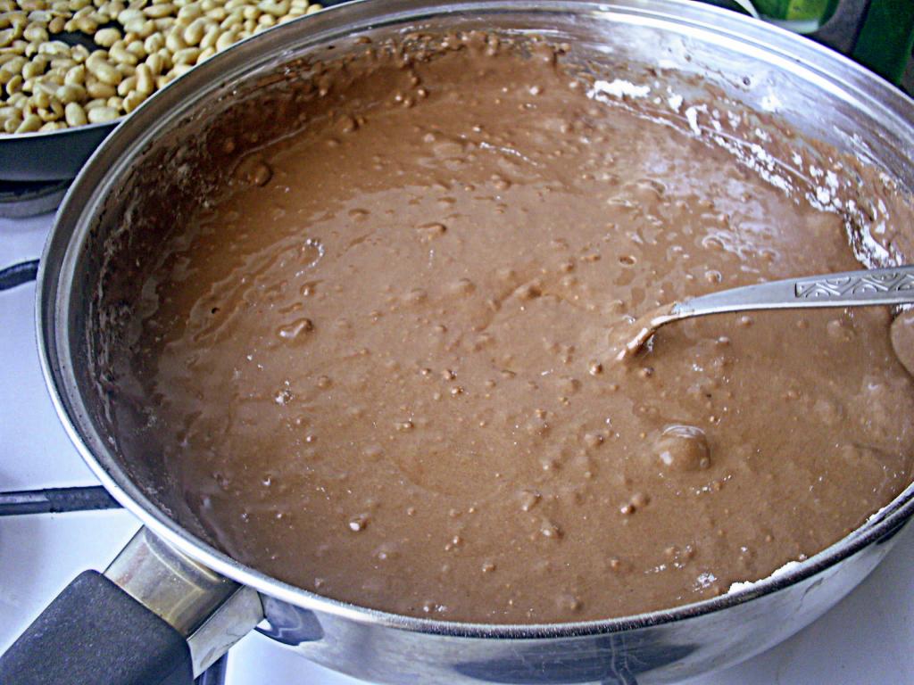 Ciocolata bicolora cu arahide