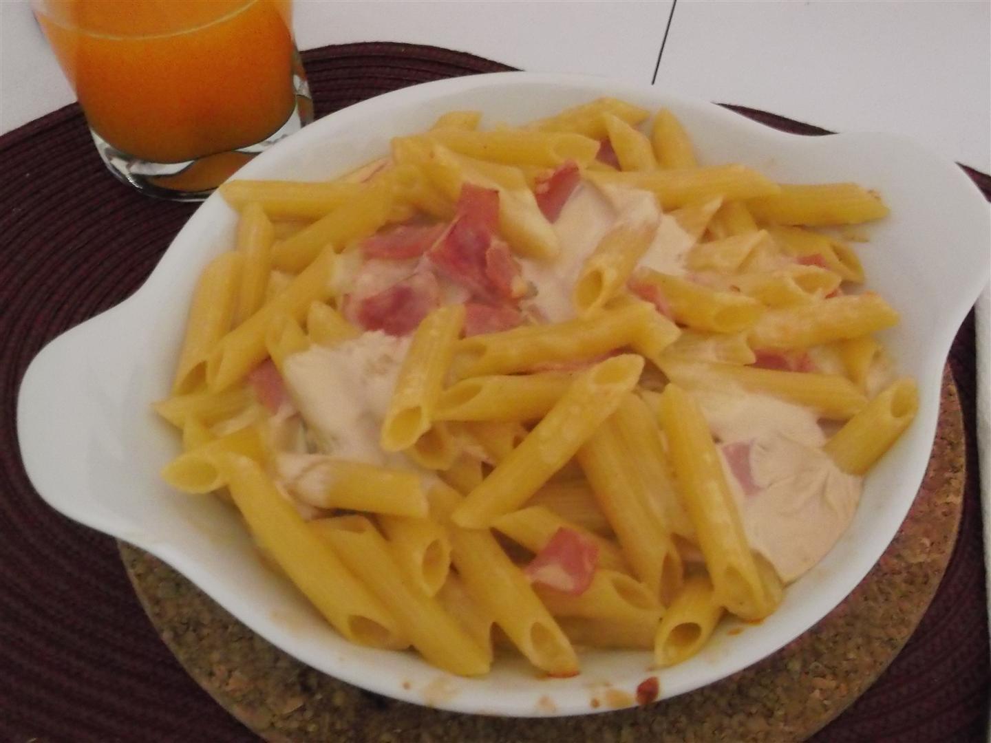 Penne cu sunca si branza la cuptor