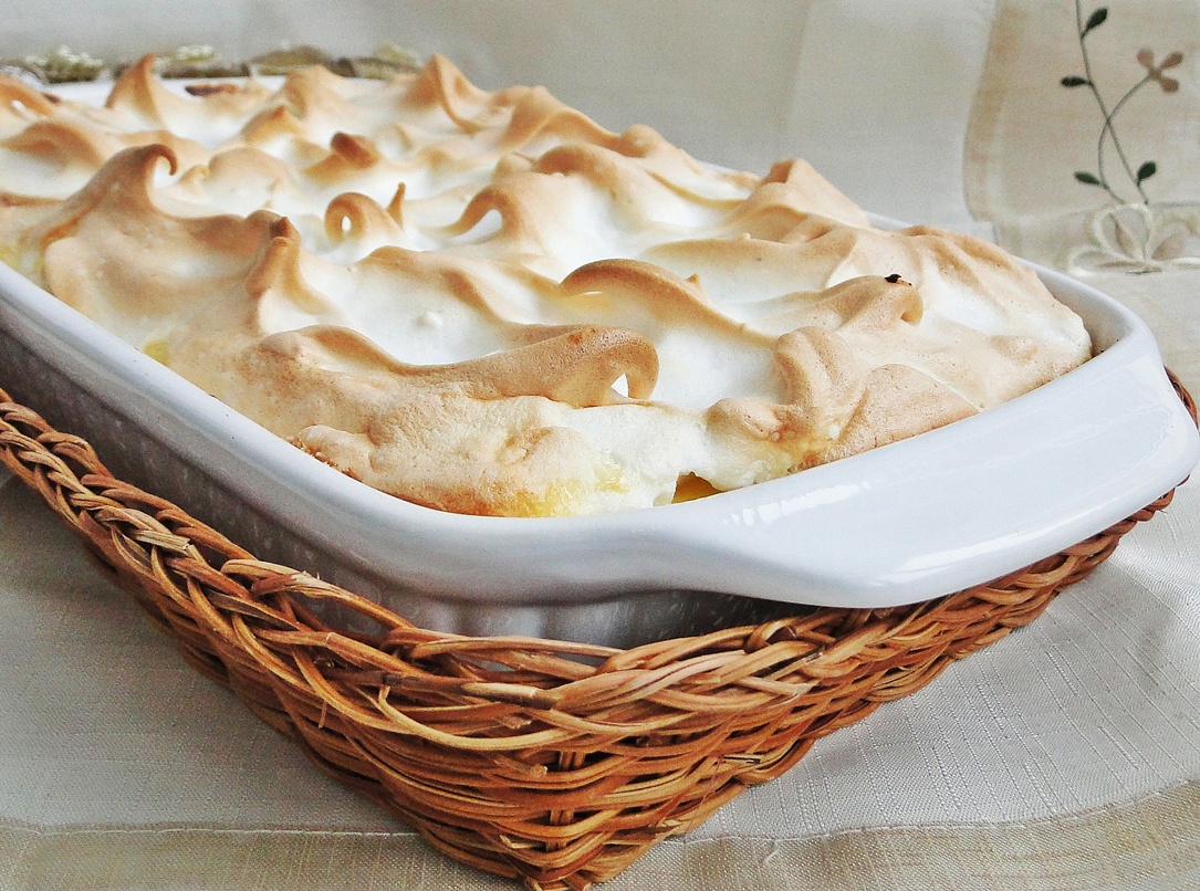 Cannelloni cu brânză, sos de vanilie şi bezea.