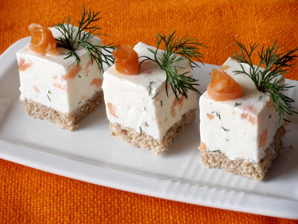 Cuburi aperitiv cu crema de branza si somon