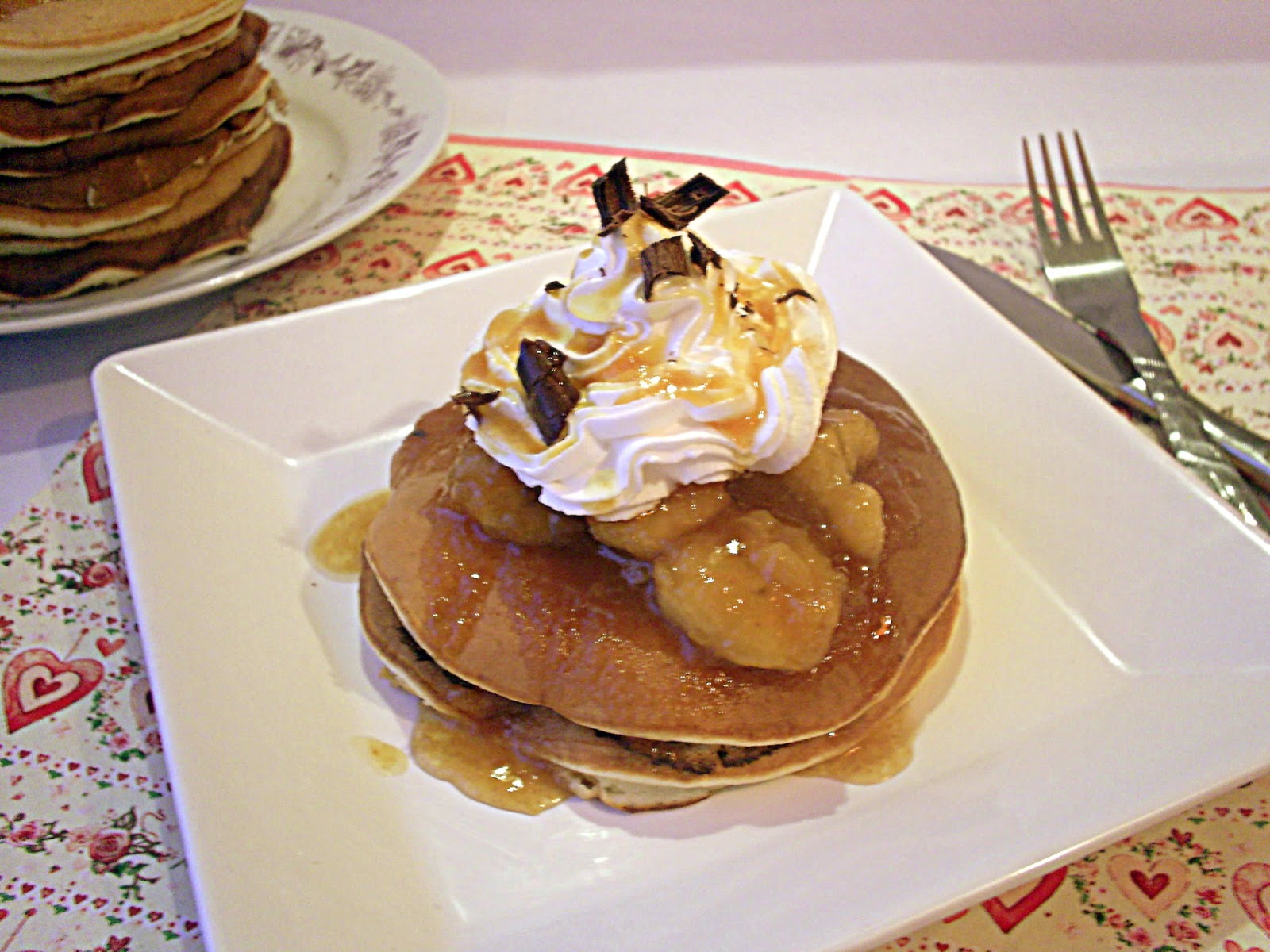 Pancakes cu banane caramelizate