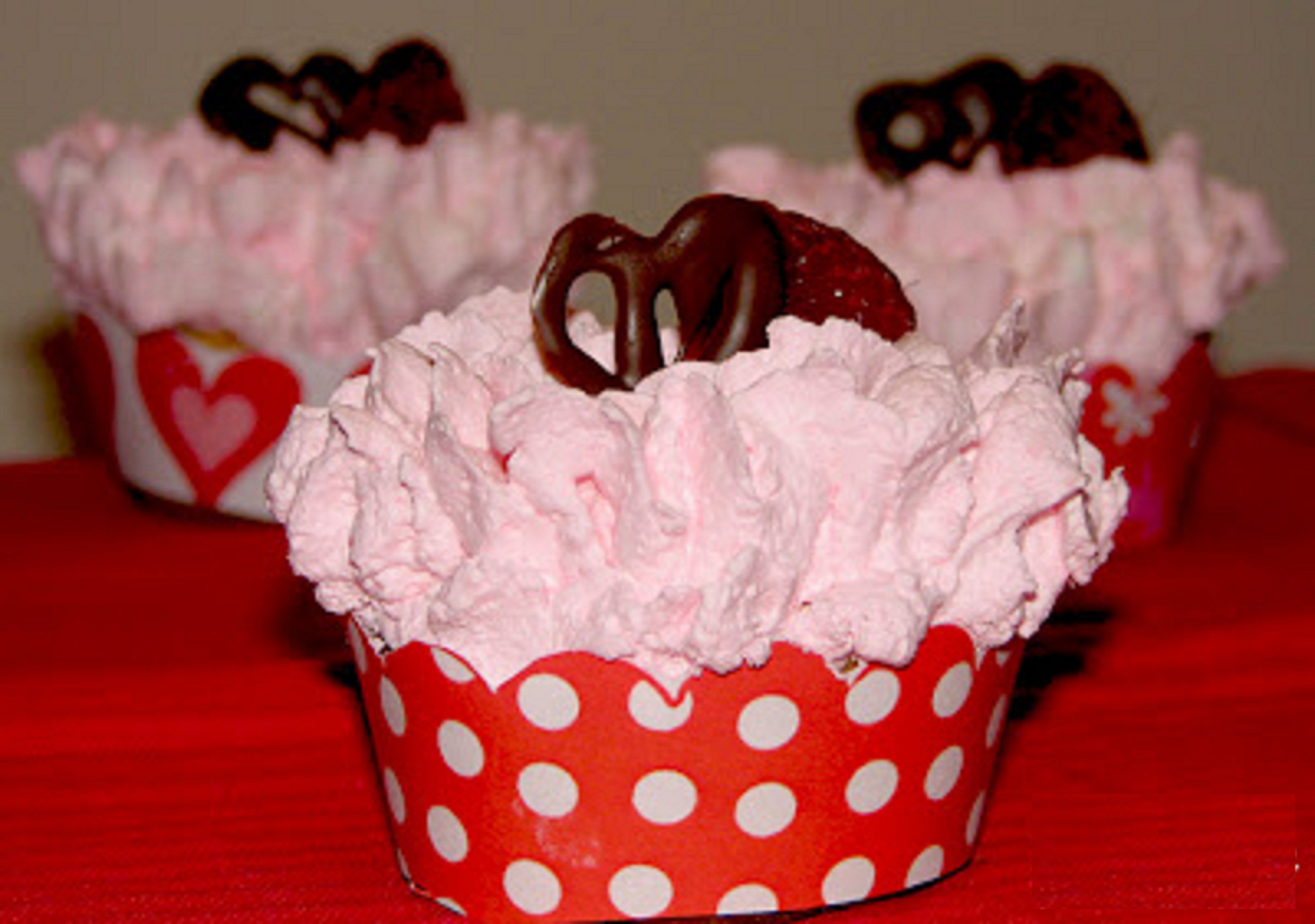 Vanilla Cupcakes with Rasberry frosting