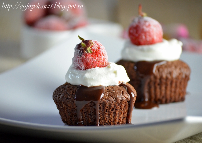 Brownie cupcakes cu menta si capsune