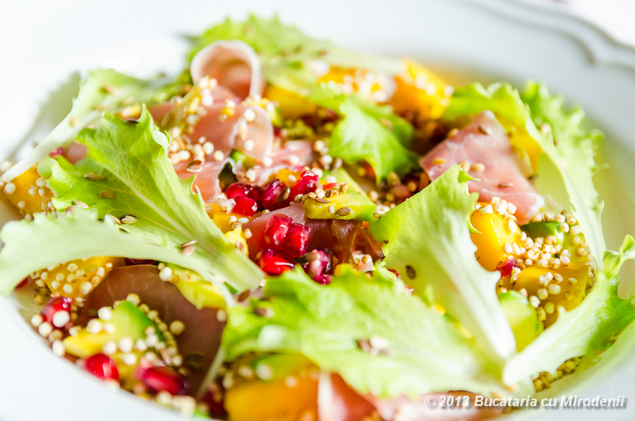 Salata exotica de quinoa cu avocado si mango