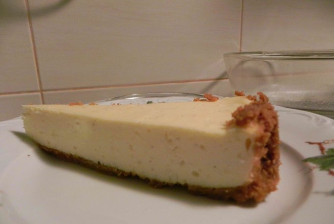 Cheesecake cu blat de biscuiti si banane caramelizate