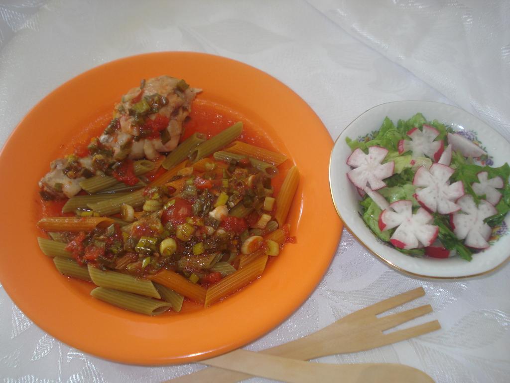 Ciocanele de pui cu ceapa verde,rosii si penne vegetables