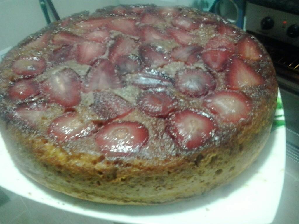 Tort de capsuni cu crema de ciocolata