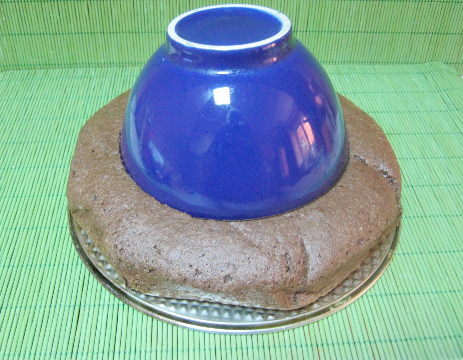 Tort alb-negru cu crema de martipan, capsuni si frisca