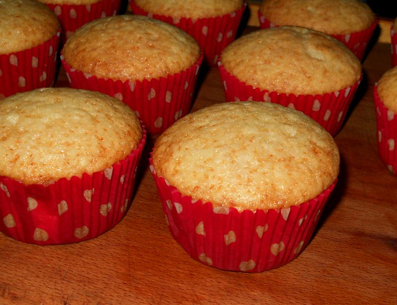 Muffins cu crema de banane si topping de caramel