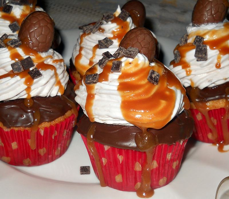 Muffins cu crema de banane si topping de caramel