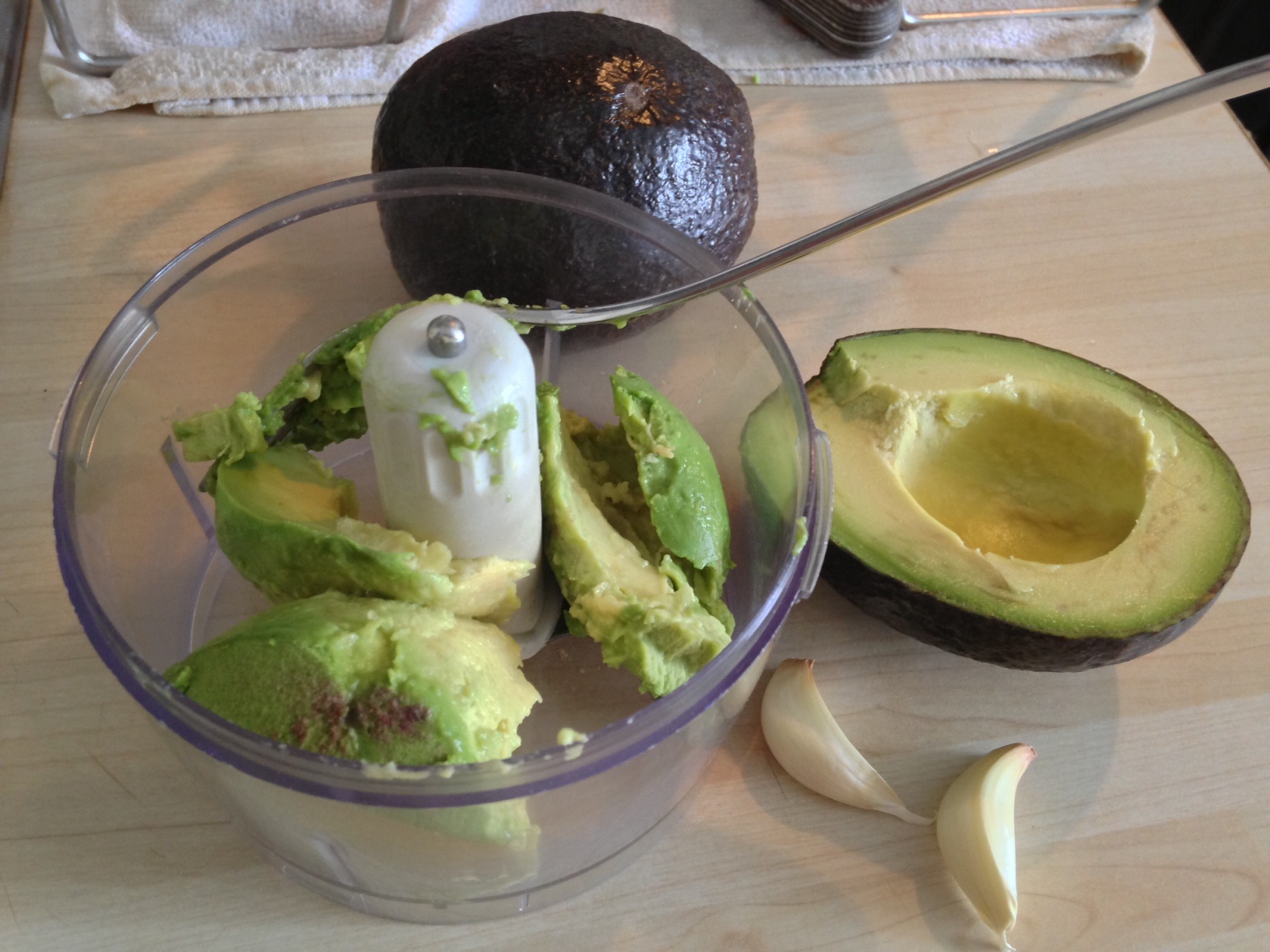 Salata de paste cu sos de avocado