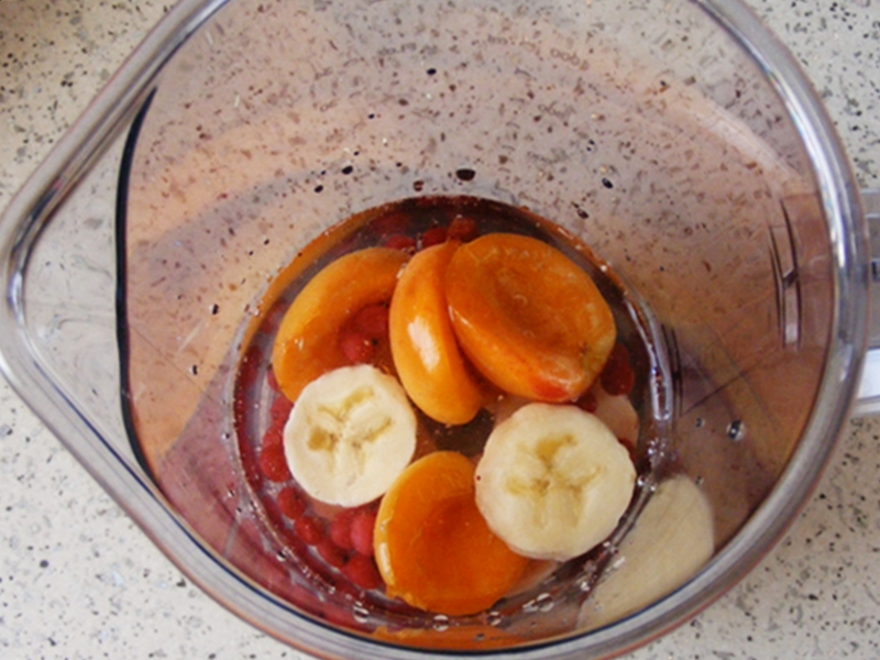 Smoothie de banane, caise si coacaze rosii