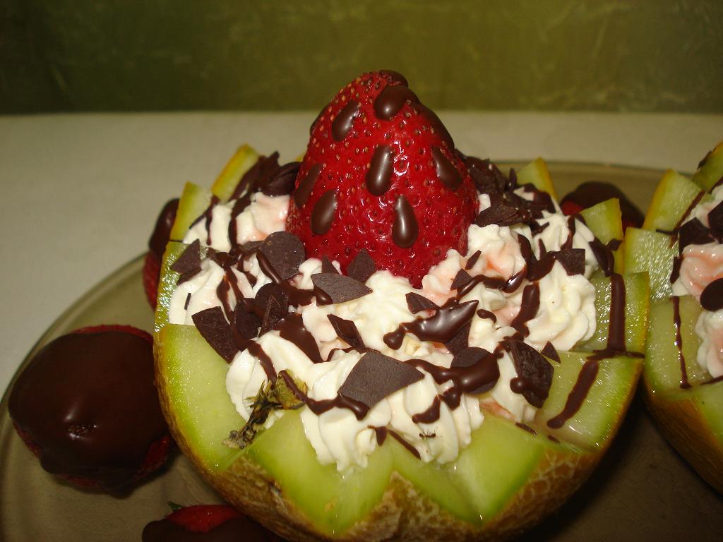 Salata de fructe in coaja de pepene