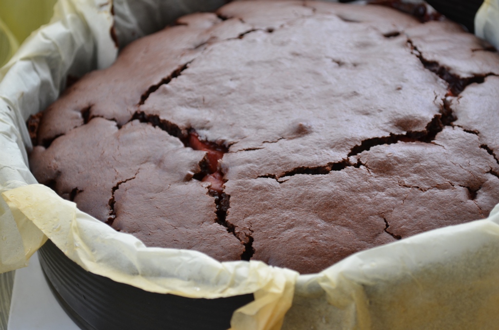 Tort de ciocolata, capsuni si maioneza