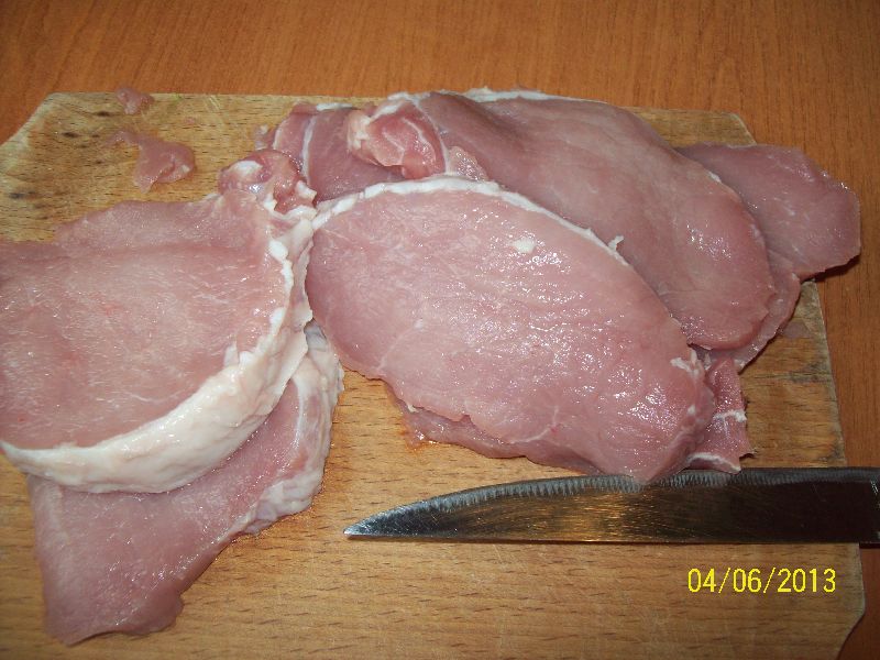 Cotlet de porc in crusta de nuca si sos de mere si vin