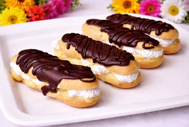 Desert eclere cu crema de vanilie si frisca