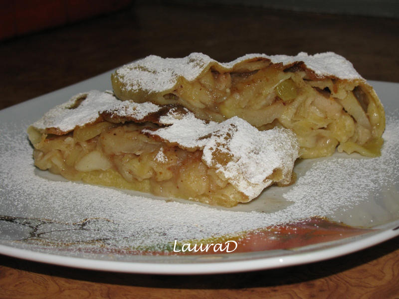 Strudel cu mere, migdale si stafide