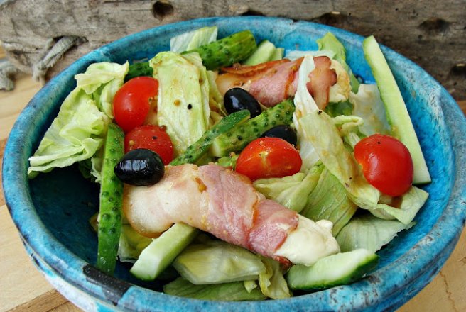 Salata cu sos de otet balsamic de zmeura,telemea si bacon