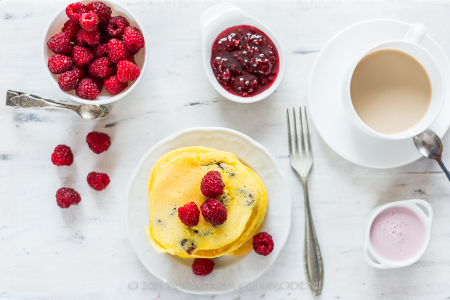 Pancakes cu merisoare si zmeura (din oua de casa)