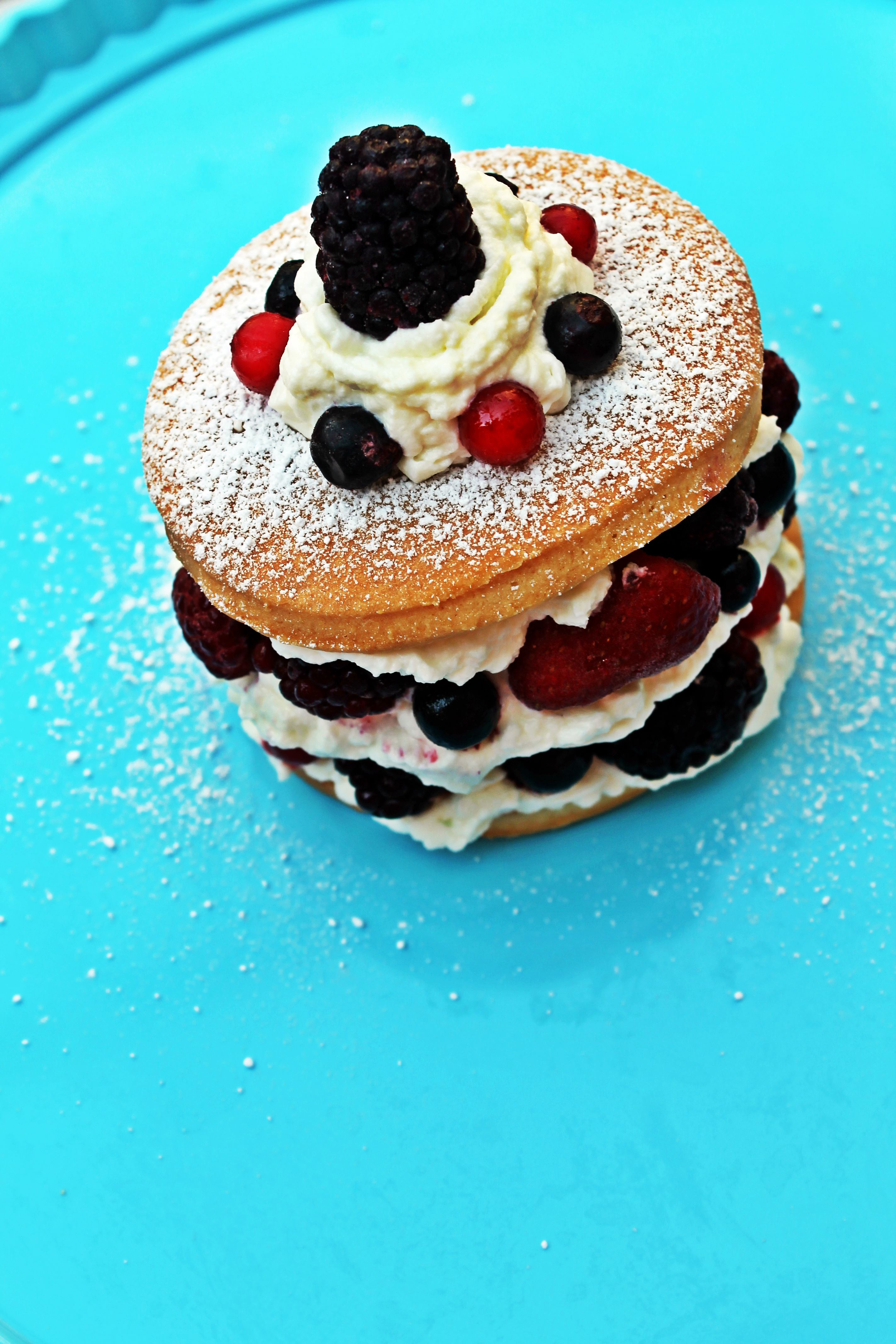 Mille-feuilles sablé cu fructe de padure