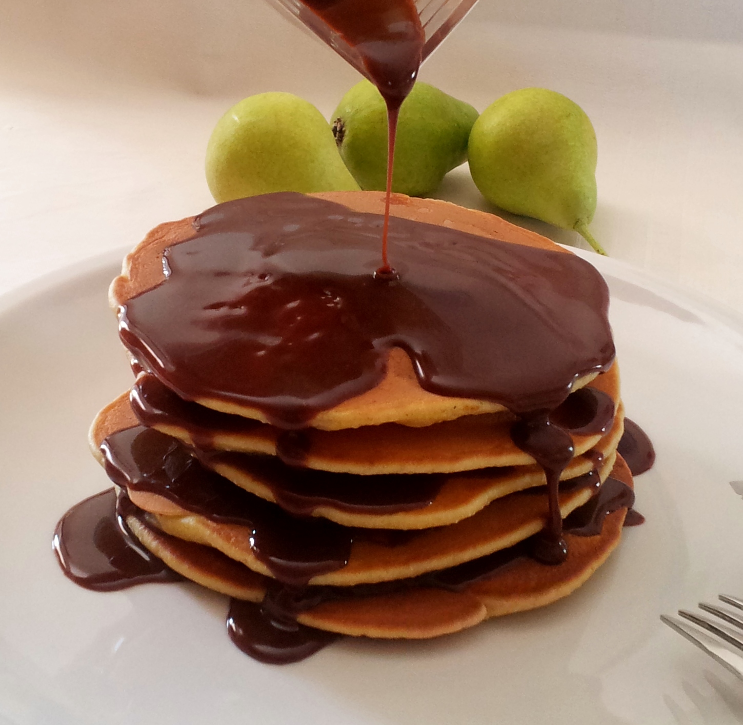 Pancakes cu pere caramelate si sos de ciocolata.