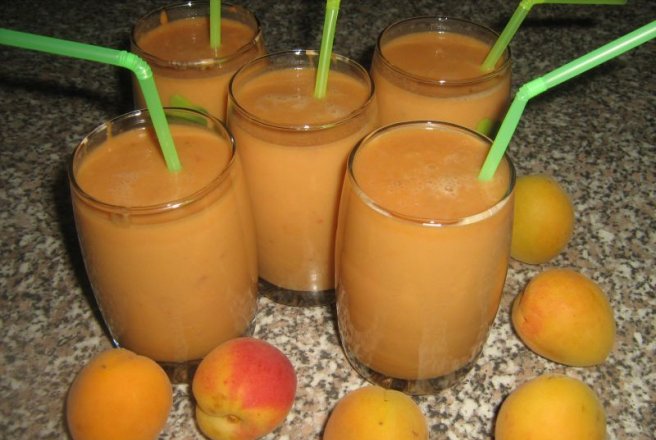 Smoothie de caise cu inghetata de nuci