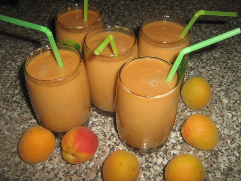 Smoothie de caise cu inghetata de nuci