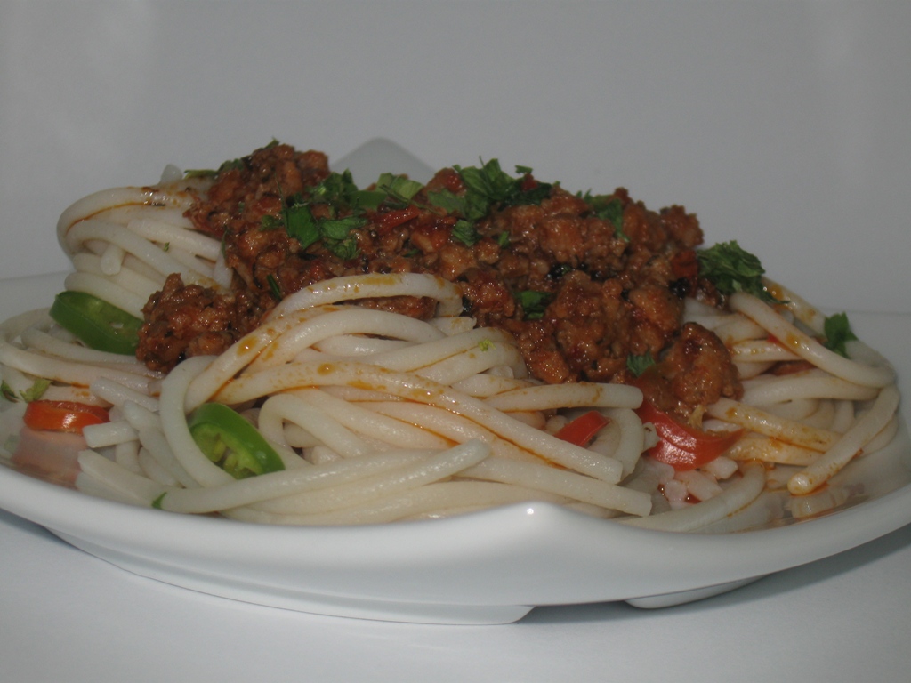 Spaghetti cu carne tocata in sos de rosii