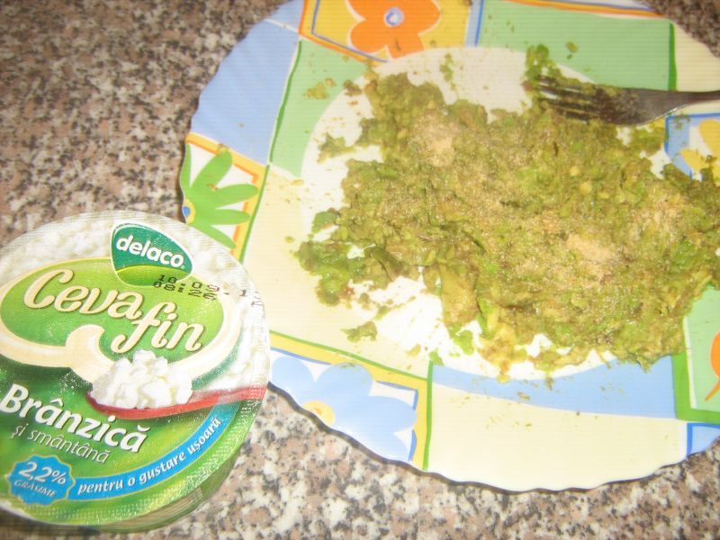 Pasta de avocado cu Ceva Fin