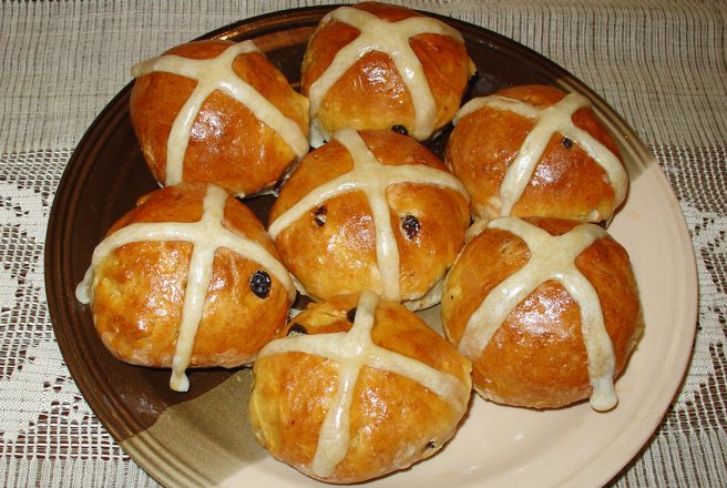 Hot cross buns cu stafide si mar