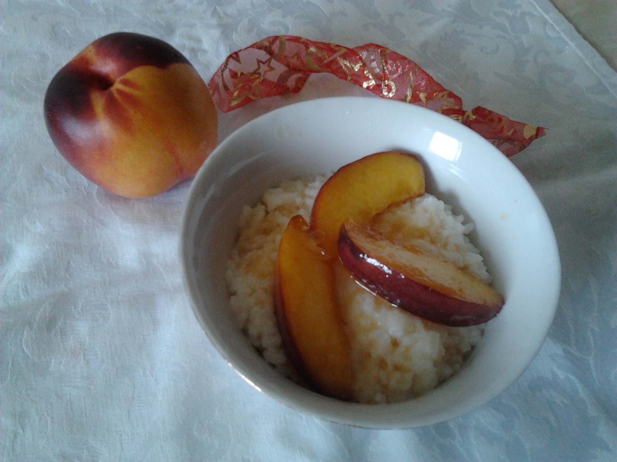 Orez cu lapte si nectarine caramelizate