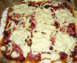 Pizza cu carnaciori, salam si branza-4