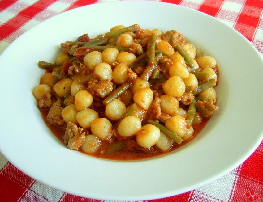 Gnocchi cu carnati, rosii si fasole verde