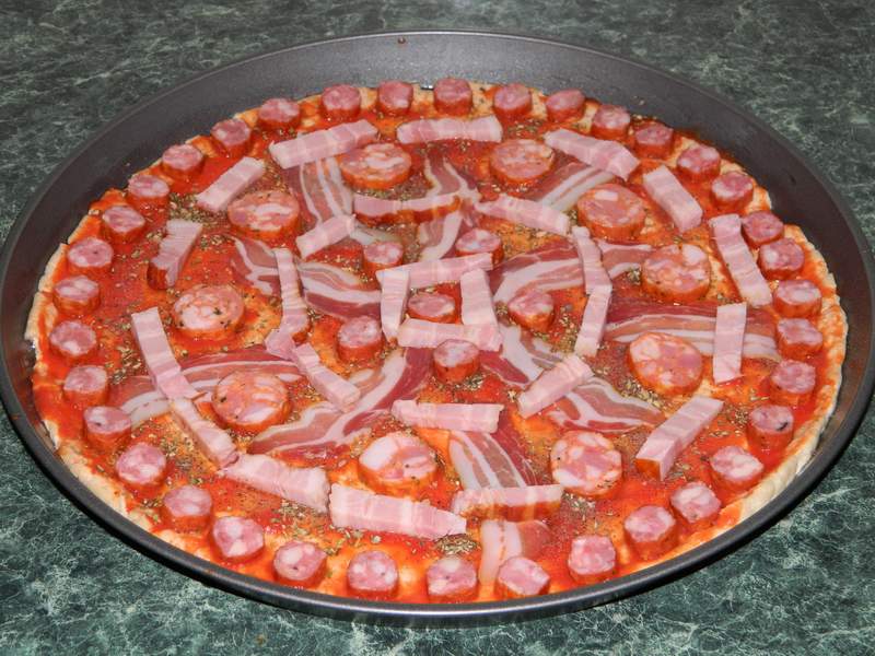 Pizza cu costita si ciuperci