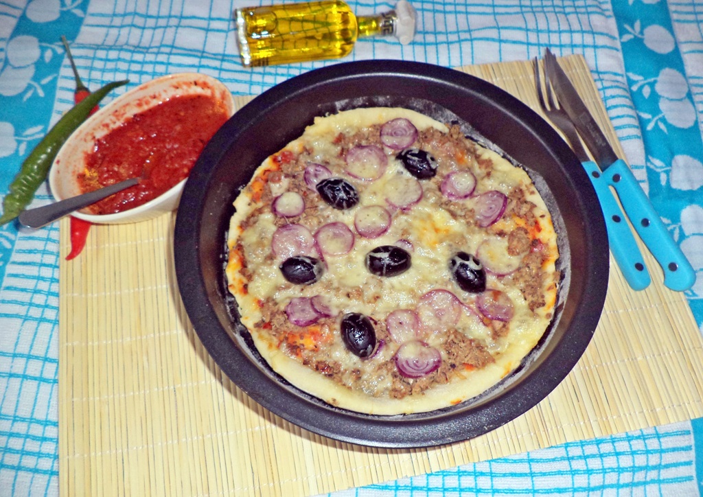 Pizza cu ton si ceapa rosie