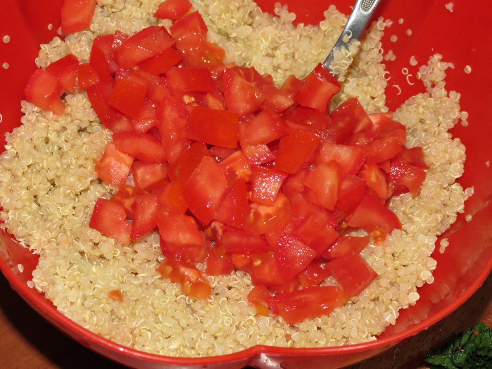 Salata cu quinoa, rosii si patrunjel